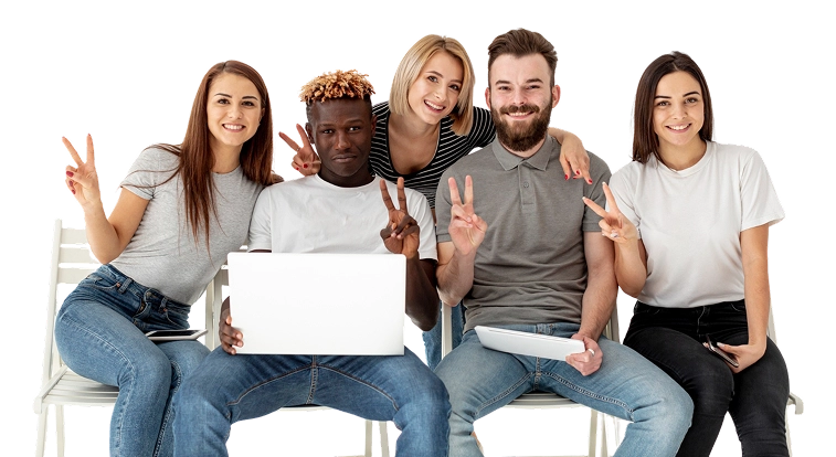 Een groep jonge vrienden die samen achter een laptop zitten, glimlachend en poseren, als symbool voor teamwork, online activiteit en sociale verbondenheid